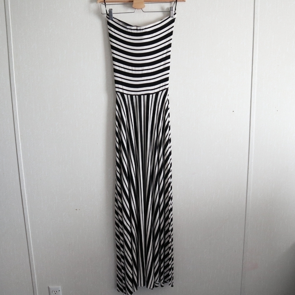 FELICITY and Cocoa Black and White Stripped Dress. - Picture 3 of 16